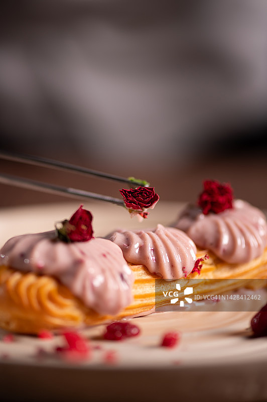 传统法式甜点闪电泡芙图片素材