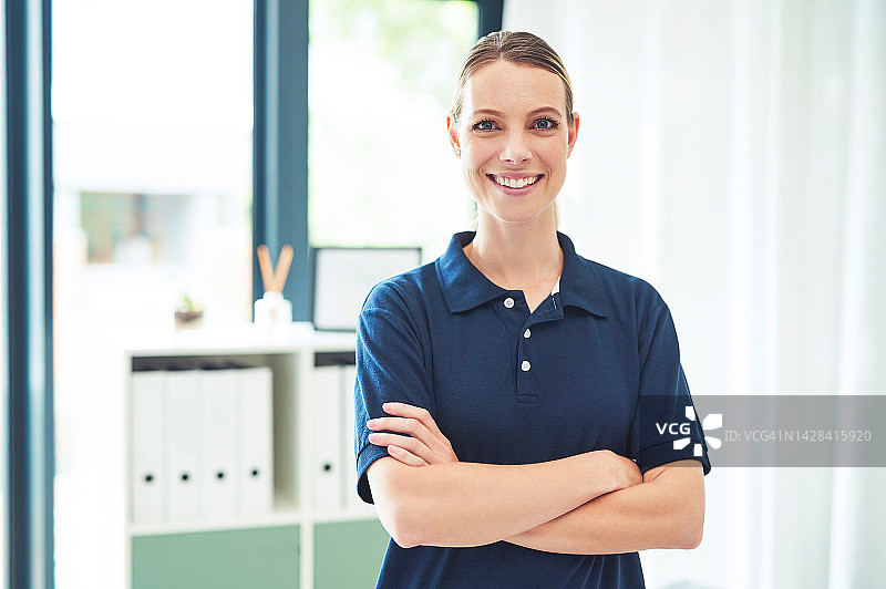 理疗师、脊椎按摩师和物理治疗师的女人肖像，医疗办公室的健康和身体康复。快乐的骨科护士、脊椎按摩专家和理疗诊所图片素材