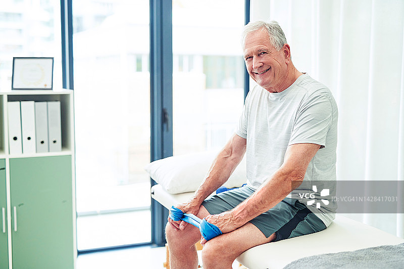 老年男人在诊室接受运动损伤理疗图片素材