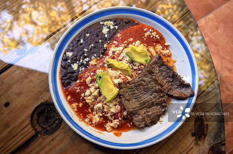 瓦斯特卡风味辣酱玉米饼馅拼盘配黑豆泥和风干牛肉图片素材