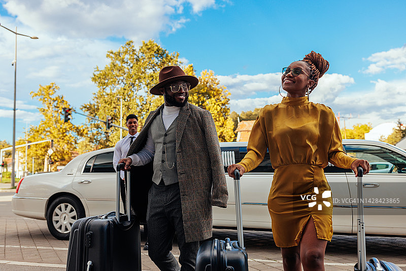 时尚情侣抵达度假胜地图片素材