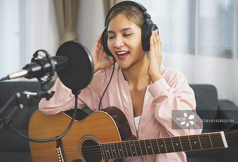 女性网红直播弹奏吉他图片素材