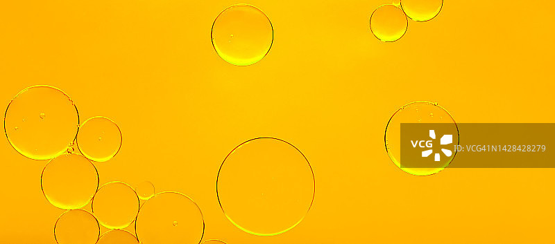 橙色单色背景上的气泡油图片素材