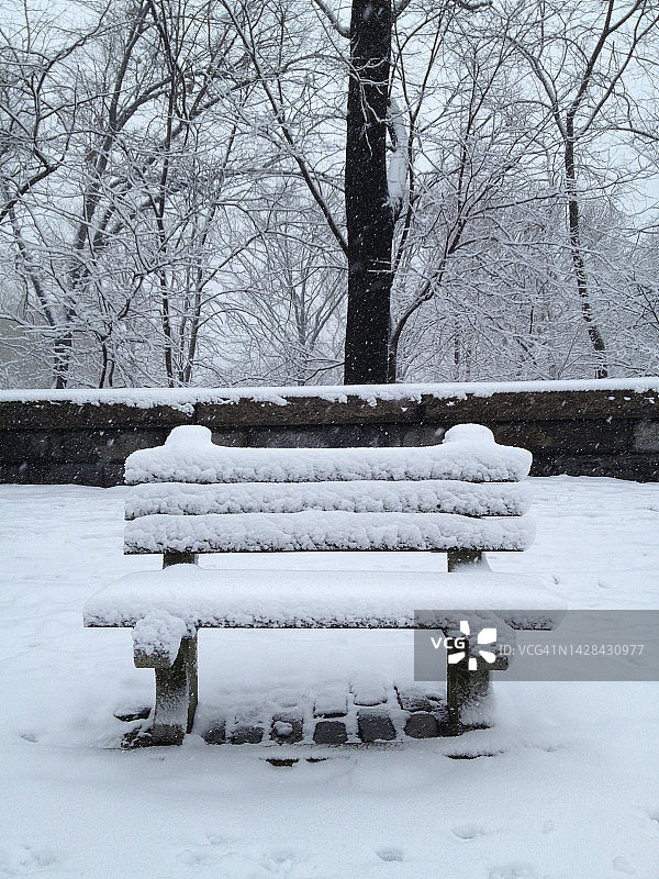 被白雪覆盖的长椅图片素材
