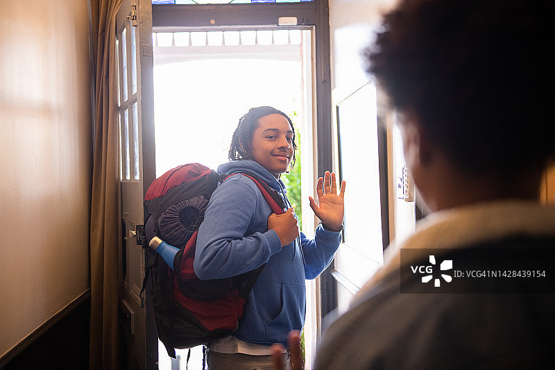 背着背包准备去度假的年轻男人图片素材