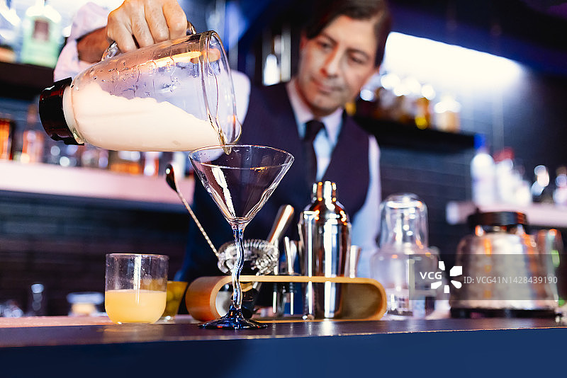 调酒师调制并供应冰镇椰林飘香图片素材