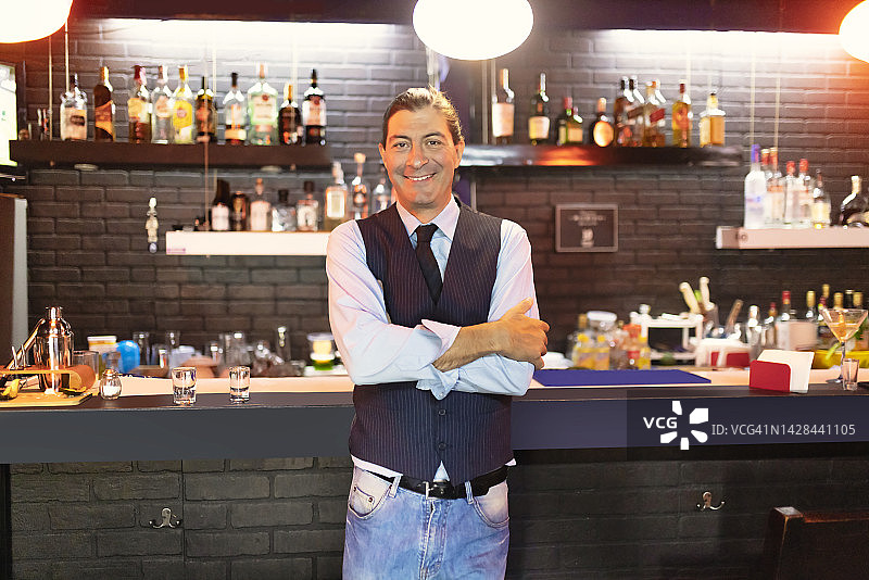 拉丁裔酒吧老板图片素材