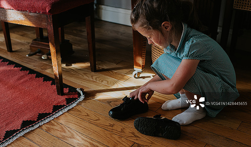 上学前穿黑色漆皮鞋的小女孩图片素材