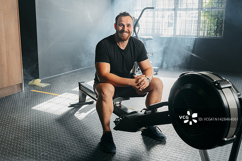 腿部训练器械上的健壮男人：健身、身体激励和健康生活方式图片素材