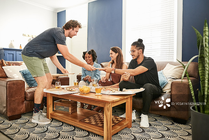 一群多种族年轻朋友在家聚会图片素材