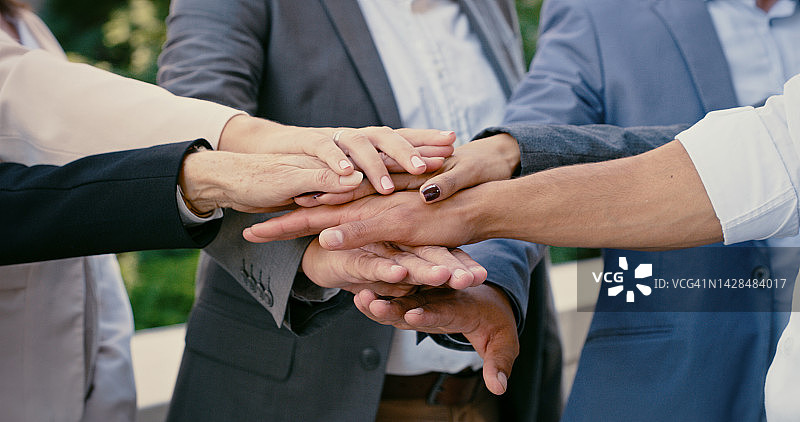 团队之手：伙伴关系会议和商业人士，合作和社区的多样性图片素材