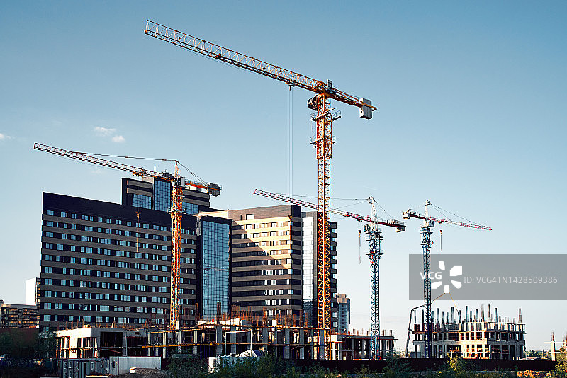 塔式起重机和高层建筑轮廓图片素材