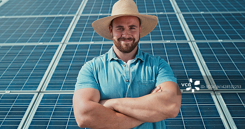 自豪的农民，使用太阳能电池板和可再生能源，实现可持续的生态友好生活方式图片素材