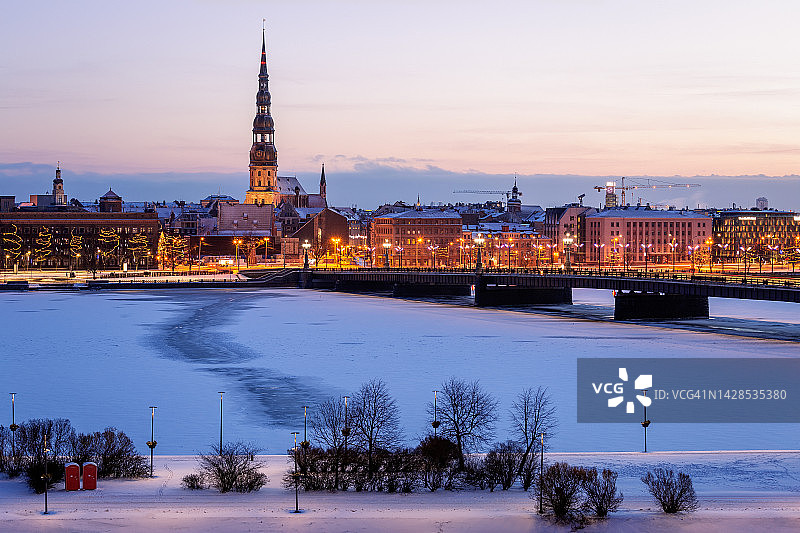 里加圣彼得教堂冬季日出天际线图片素材