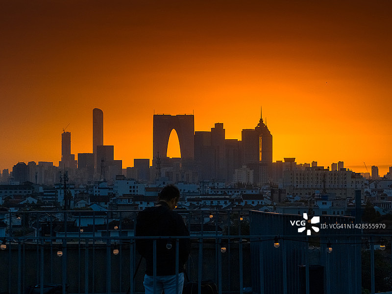 男子在日出时放无人机图片素材