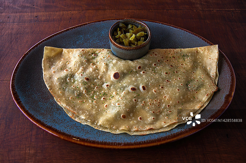 普埃布拉风味可丽饼（内馅为鸡肉、奶油、普埃布拉辣椒和甜玉米），搭配腌墨西哥辣椒玉米片图片素材