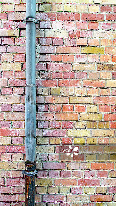 比利时布鲁塞尔房屋色彩斑驳风化砖墙和凹陷金属管道图片素材