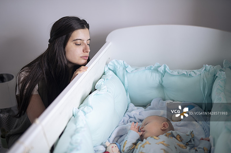 母亲因睡眠不足情绪低落图片素材