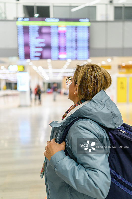 查看航班时刻表图片素材