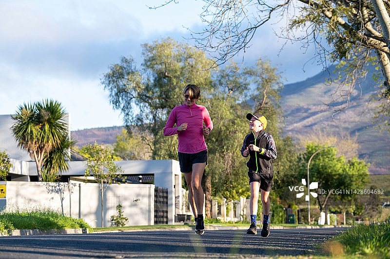 社区清晨慢跑图片素材