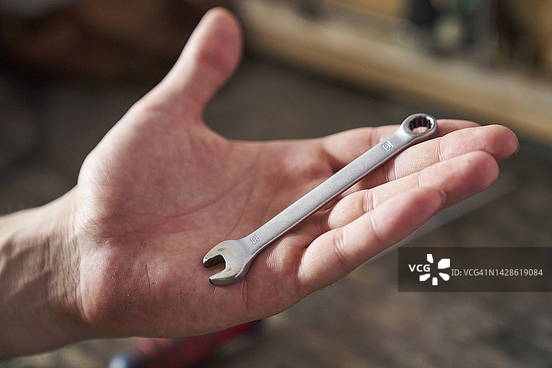 扳手在人手掌上的特写镜头图片素材