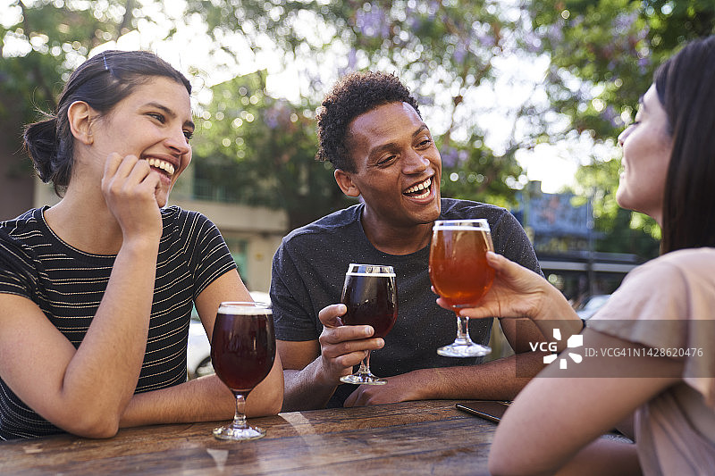 朋友们在欢乐时光畅饮精酿啤酒图片素材