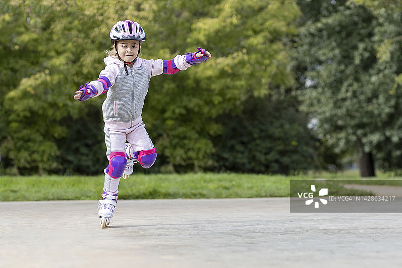 玩滑旱冰的女孩图片素材