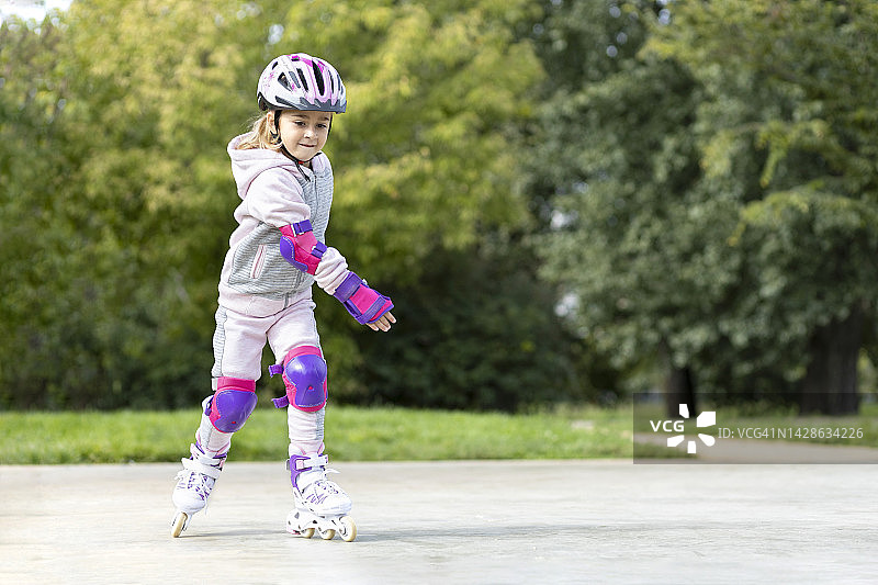 户外溜冰儿童图片素材