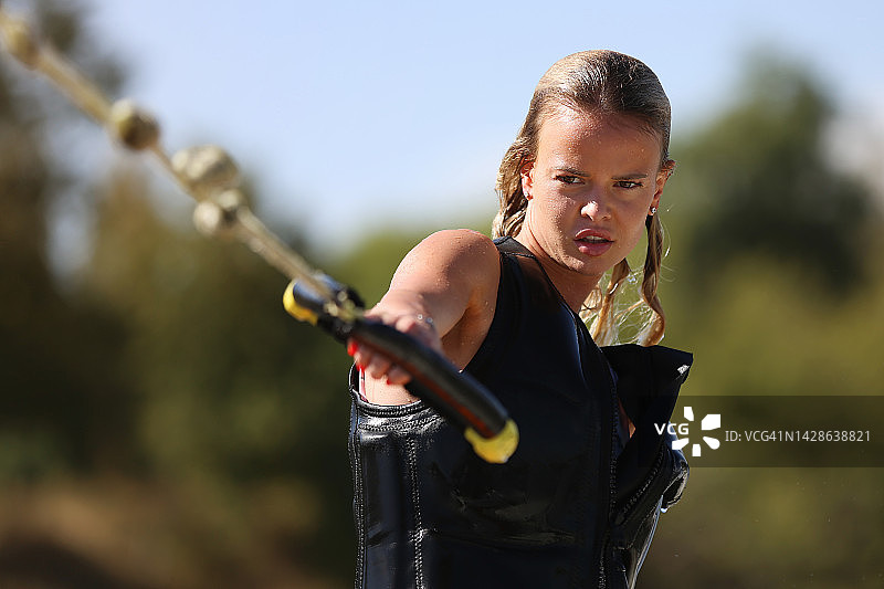 年轻漂亮女子练习尾波滑水图片素材