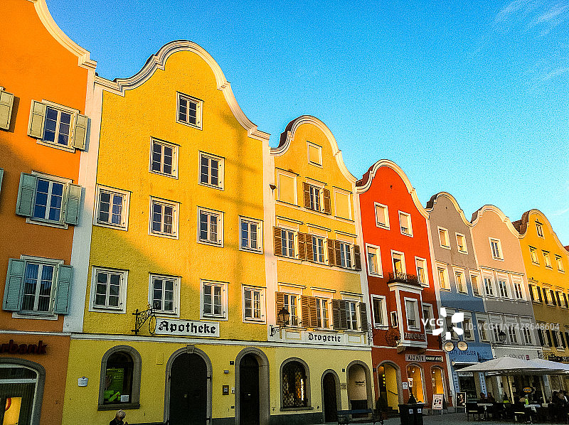 沙尔丁镇的彩色房屋图片素材