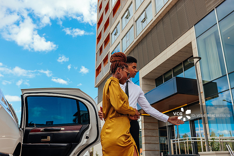 服务员护送女人到酒店图片素材