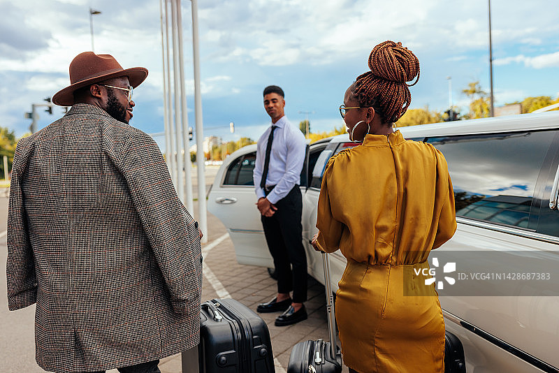 非裔美国夫妇享受豪华假期图片素材