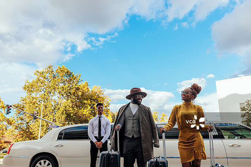 时尚情侣到达机场图片素材