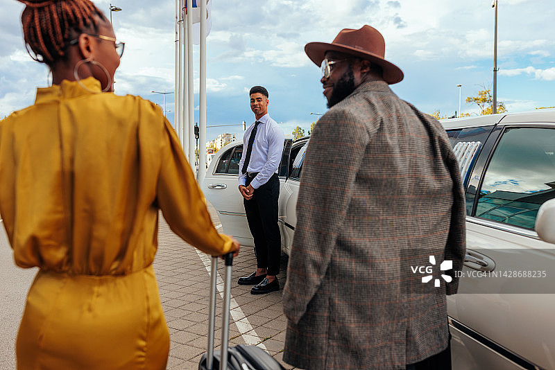 快乐的富有夫妇旅行图片素材