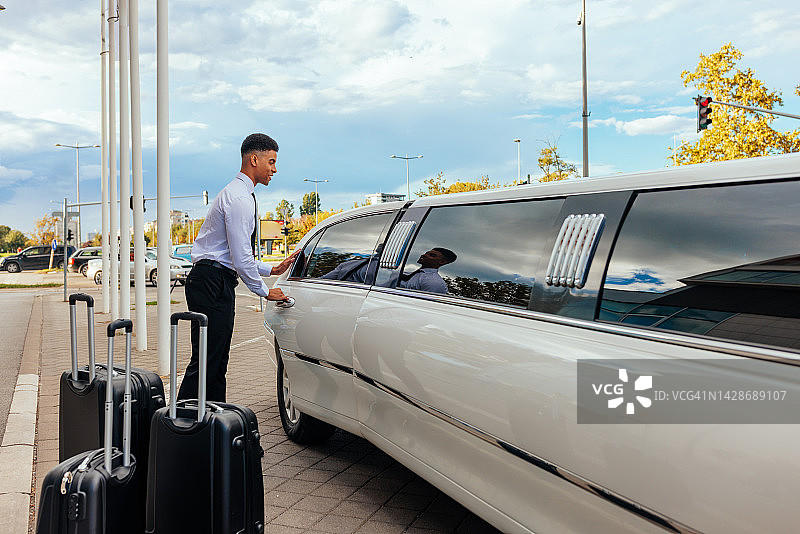 司机正在关豪华轿车的门图片素材