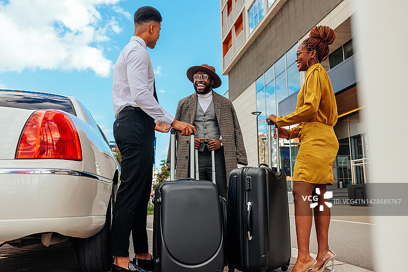 豪华轿车司机和富有夫妇图片素材