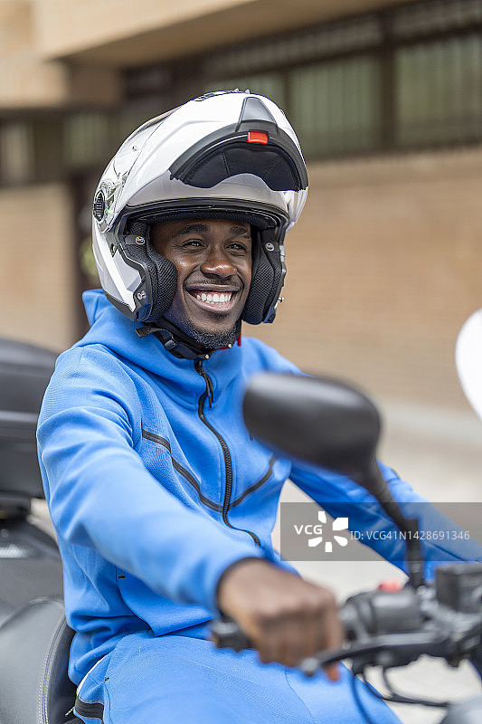 戴着头盔骑摩托车的男人图片素材