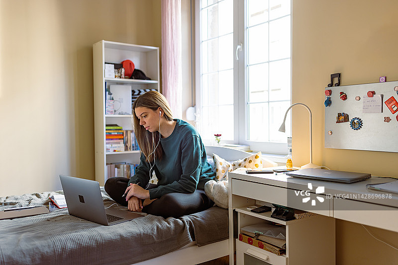女孩在家学习图片素材