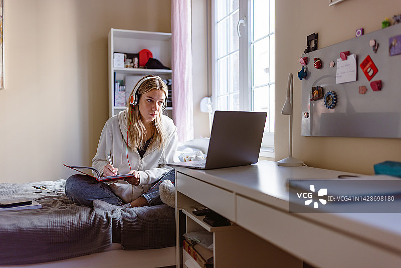 女孩在家学习图片素材