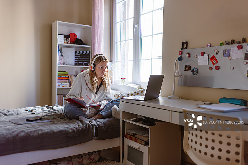 女孩在家学习图片素材