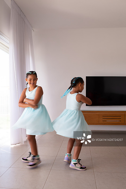 跳旋转舞的姐妹双胞胎图片素材