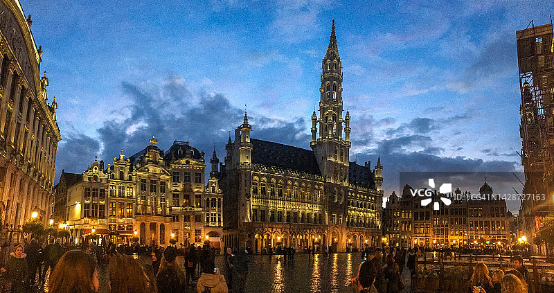 布鲁塞尔大广场市政厅的傍晚灯光图片素材