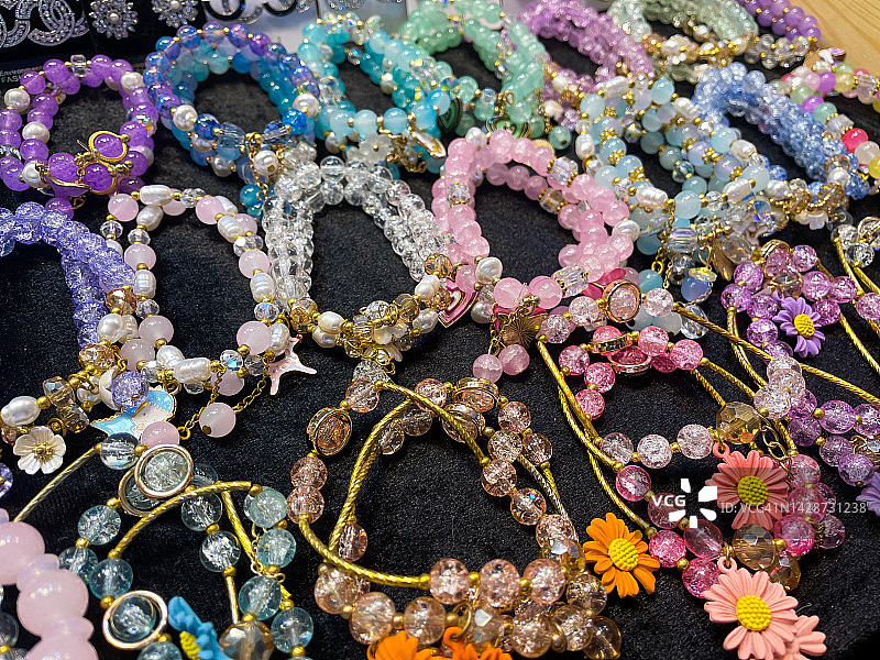 曼谷市中心夜市出售的手镯特写，热门旅游纪念品和礼物，旅行探险概念图片素材