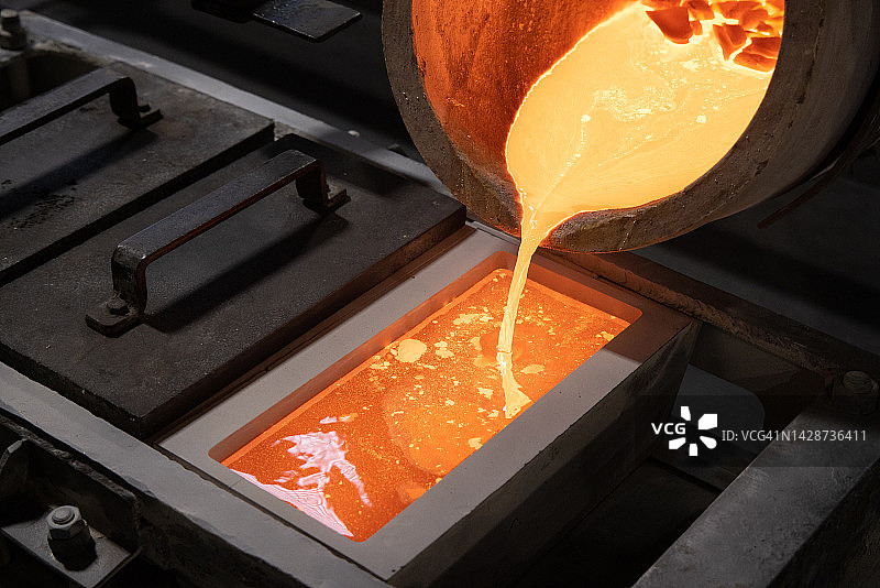 倒入模具中的熔融银图片素材