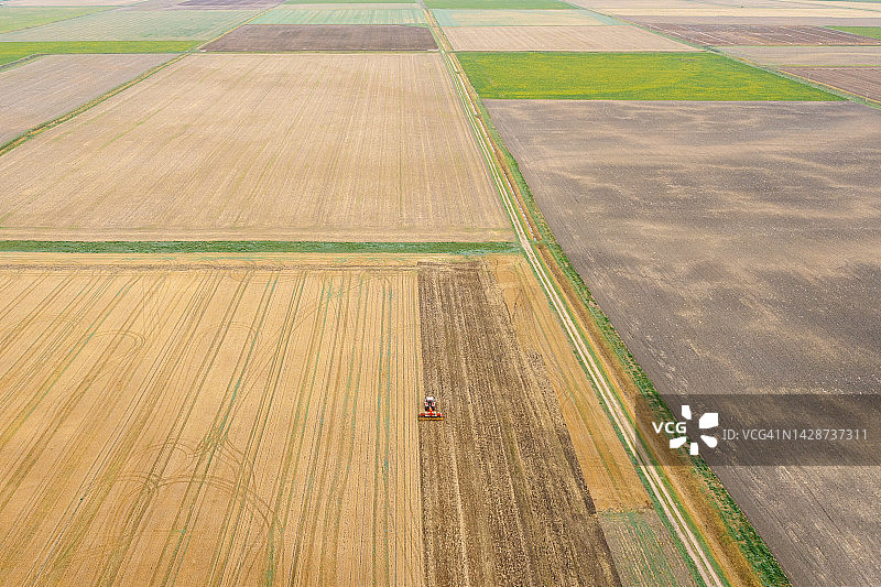 无人机视角下的农业耕作场景图片素材