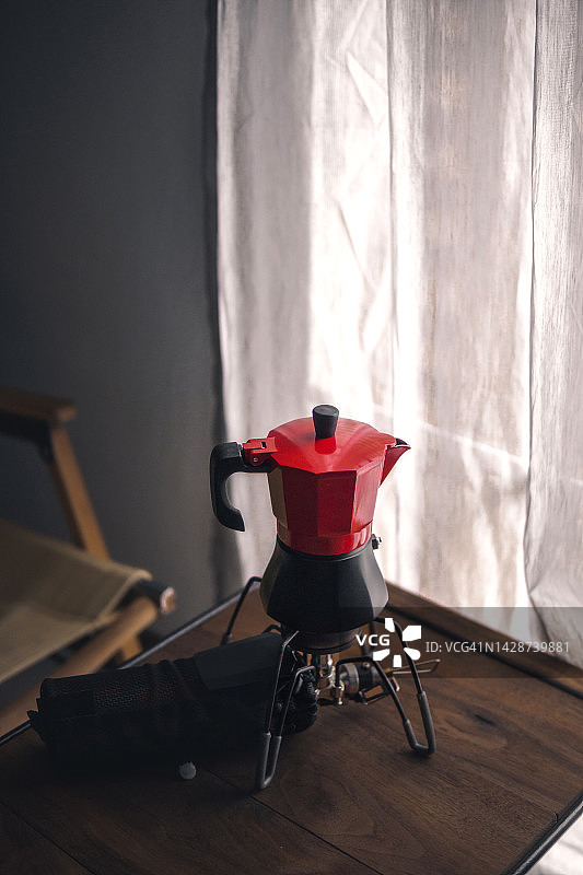 露营桌上的摩卡壶浓缩咖啡图片素材