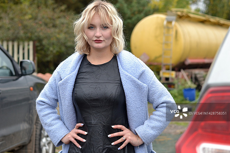 一个年轻女人的肖像。图片素材