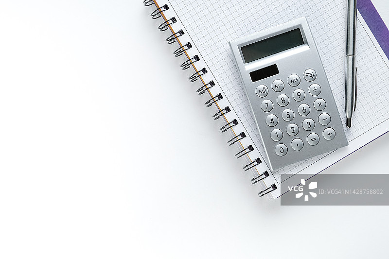 笔、计算器和空白笔记本，商务人士或会计师的笔记，公司财务报表、损益计算、收支管理概念，金融与经济图片素材