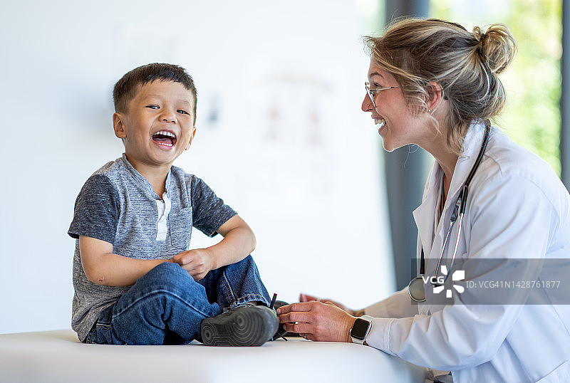 男孩去看医生图片素材