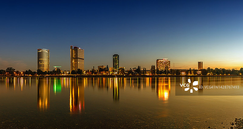 日落时分的波恩（德国联邦区）天际线图片素材